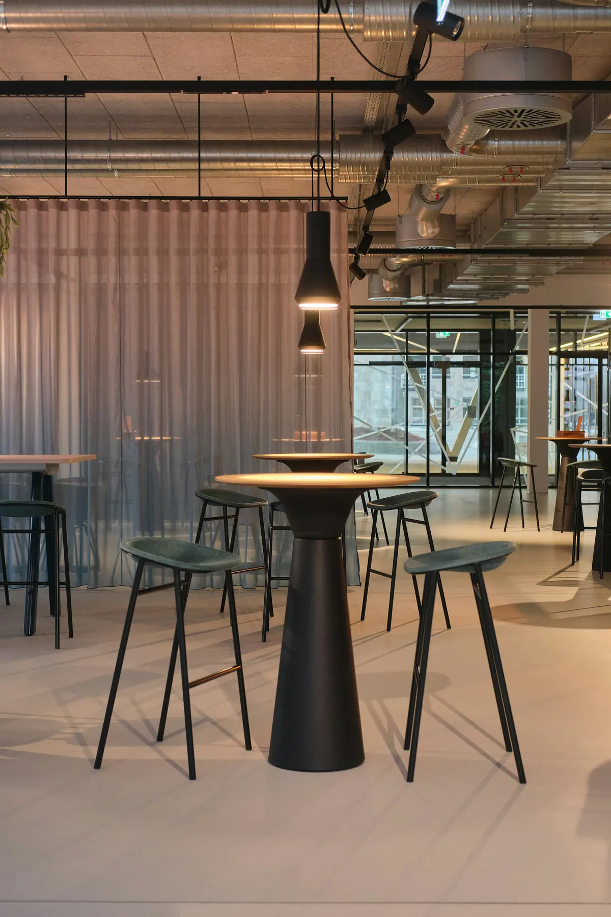 Mange-debout et tabourets pour un espace cocktail professionnel
