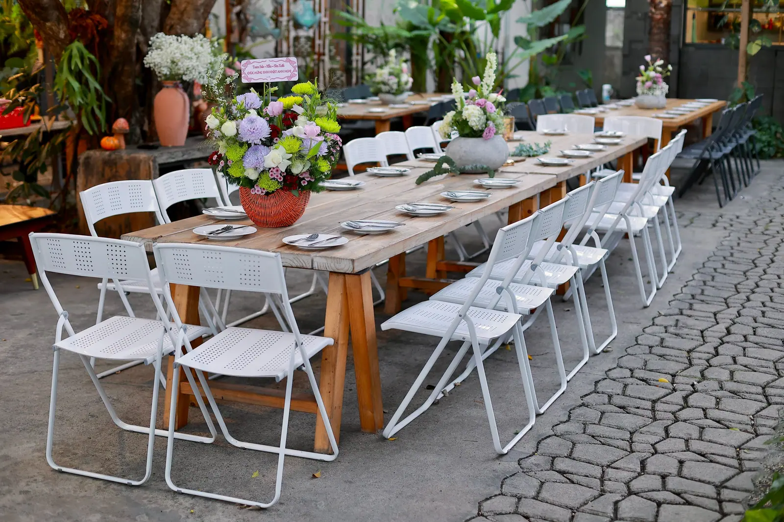 Tables, chaises et décoration florale pour un repas d'entreprise