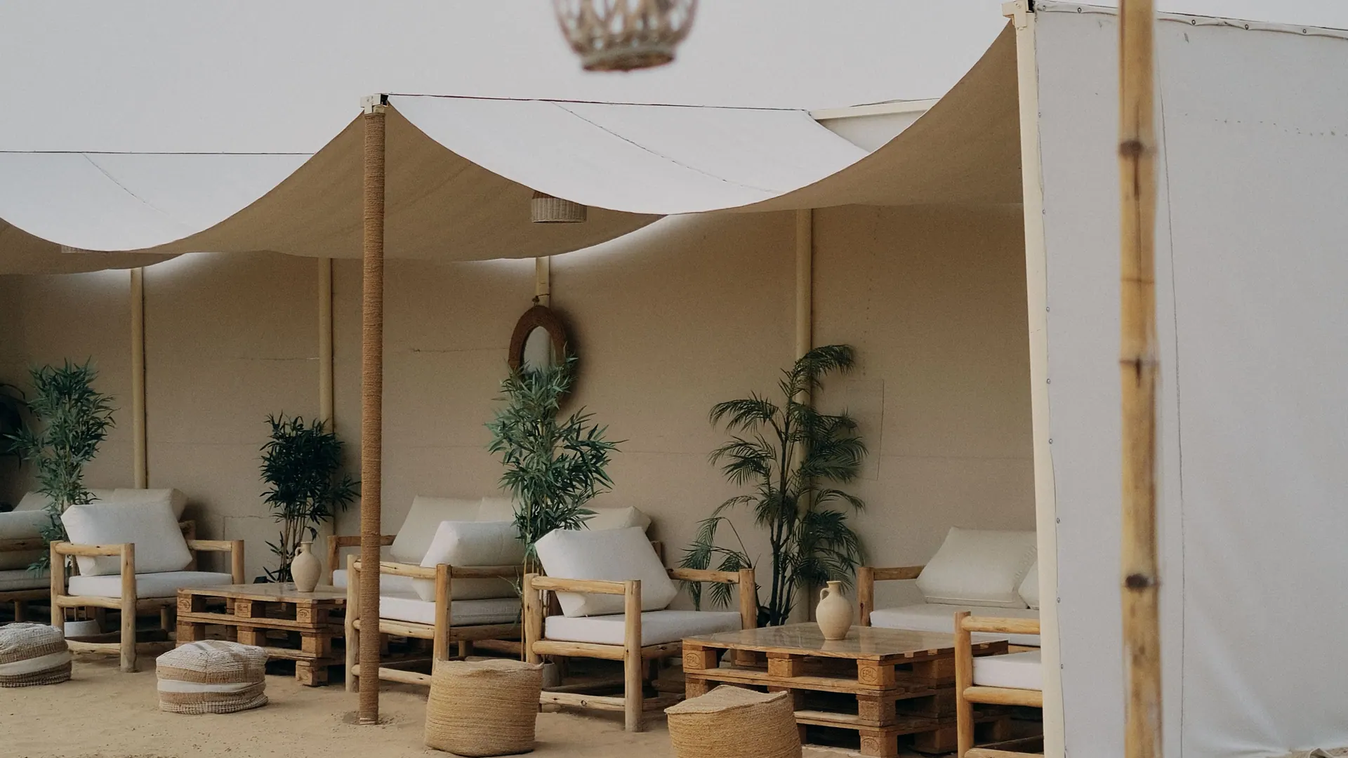 Espace lounge avec mobilier événementiel en location pour une réception professionnelle