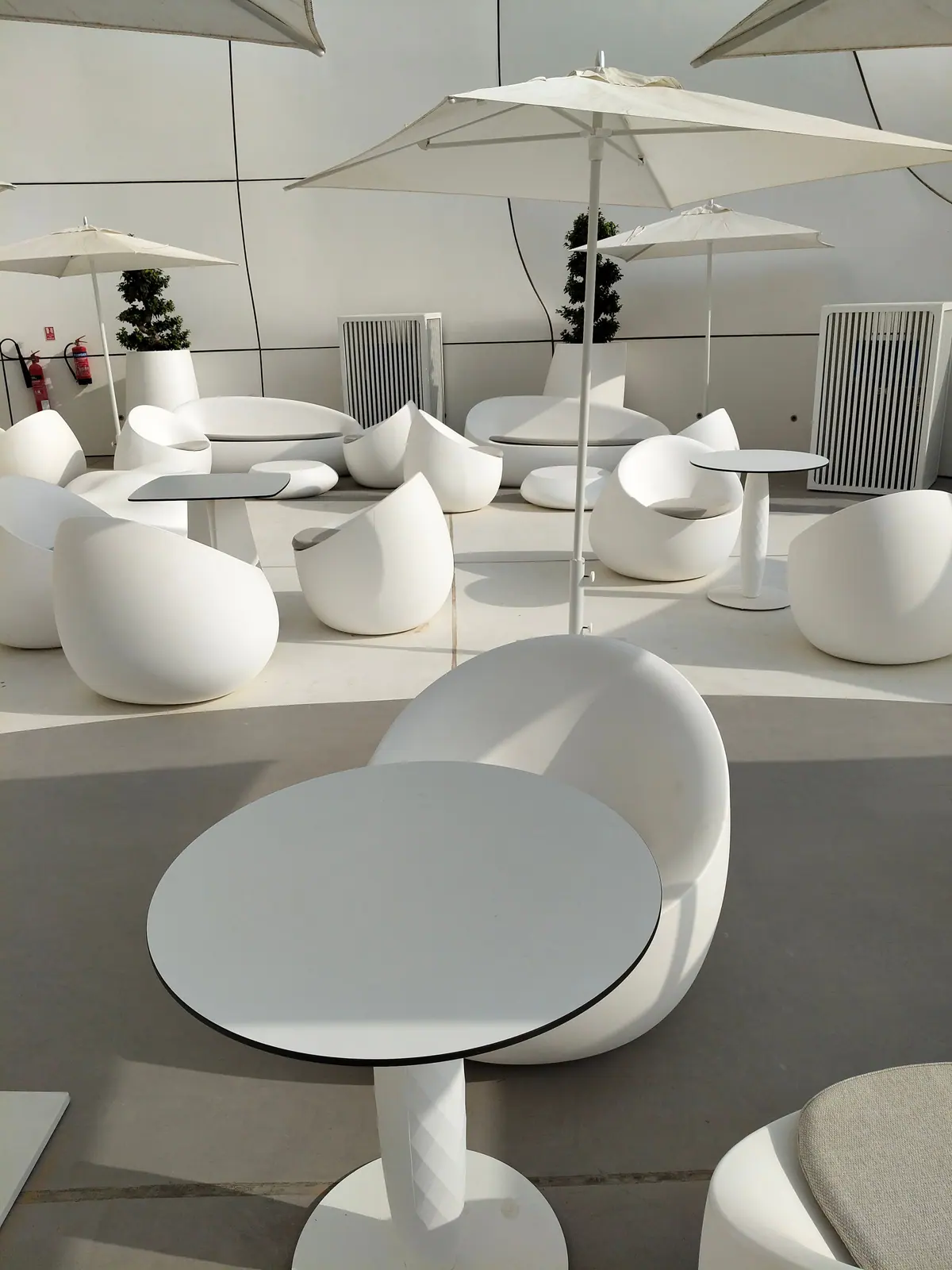 Mobilier lounge blanc et tables pour un événement extérieur