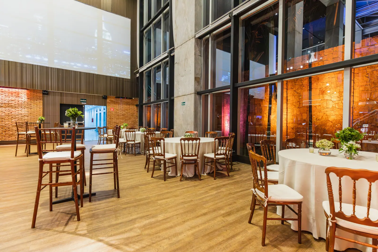 Tables rondes et chaises pour un événement professionnel en intérieur