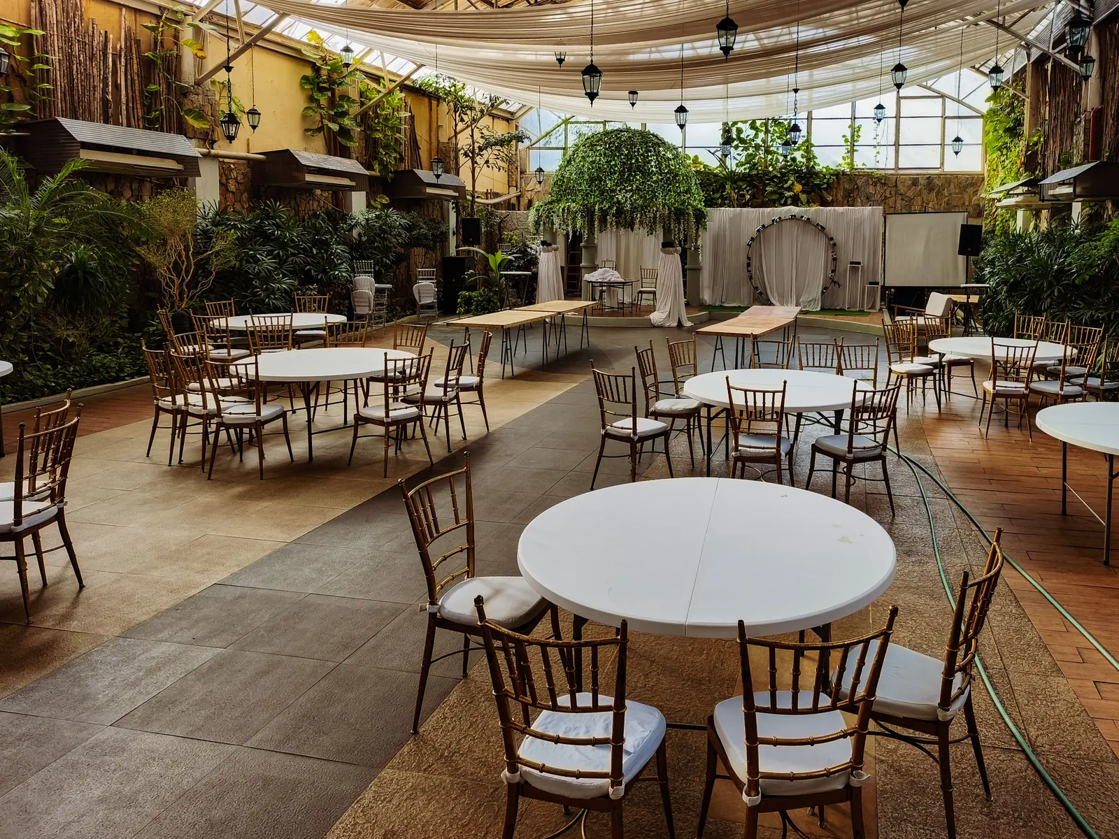 Tables et chaises pour une réception dans un espace événementiel végétalisé
