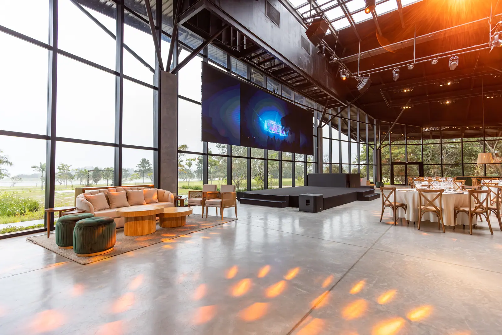 Espace lounge, cocktail et mobilier pour une soirée d'entreprise