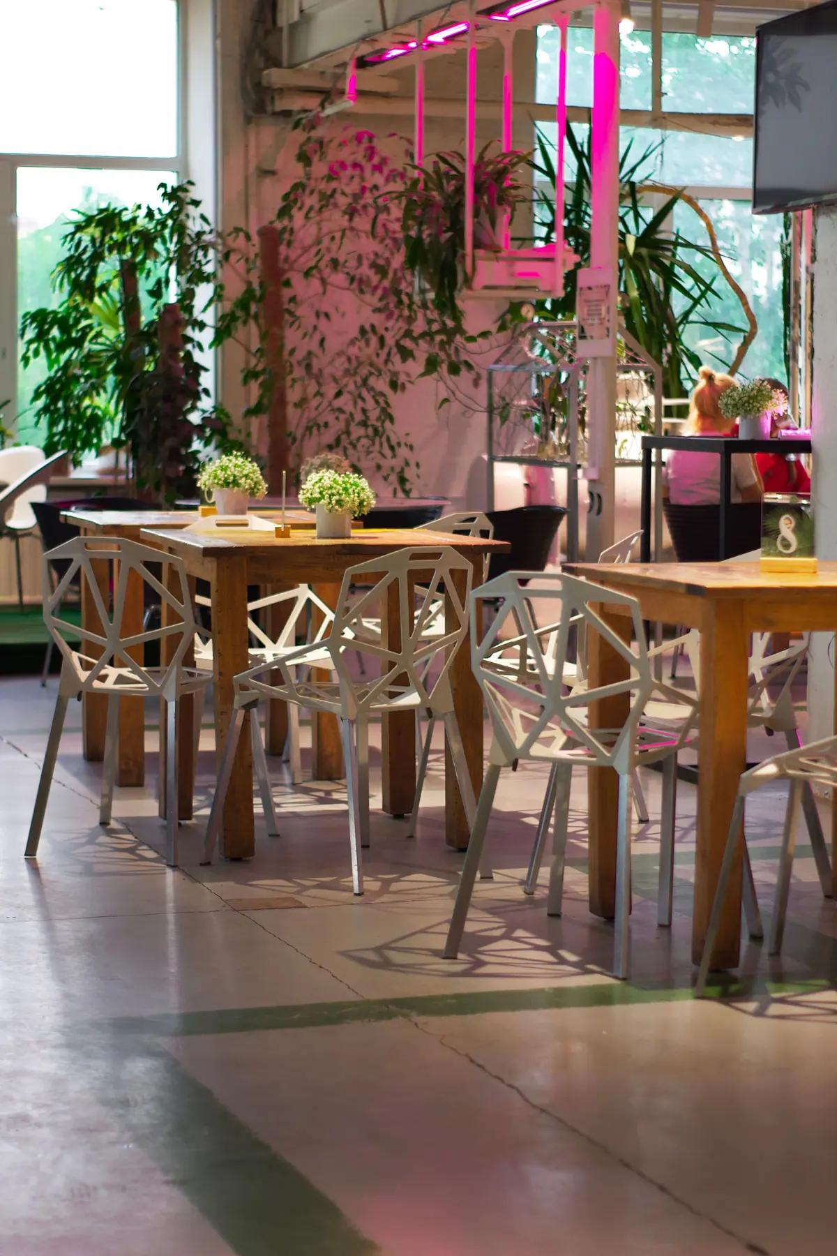 Tables et chaises pour un espace événementiel corporate