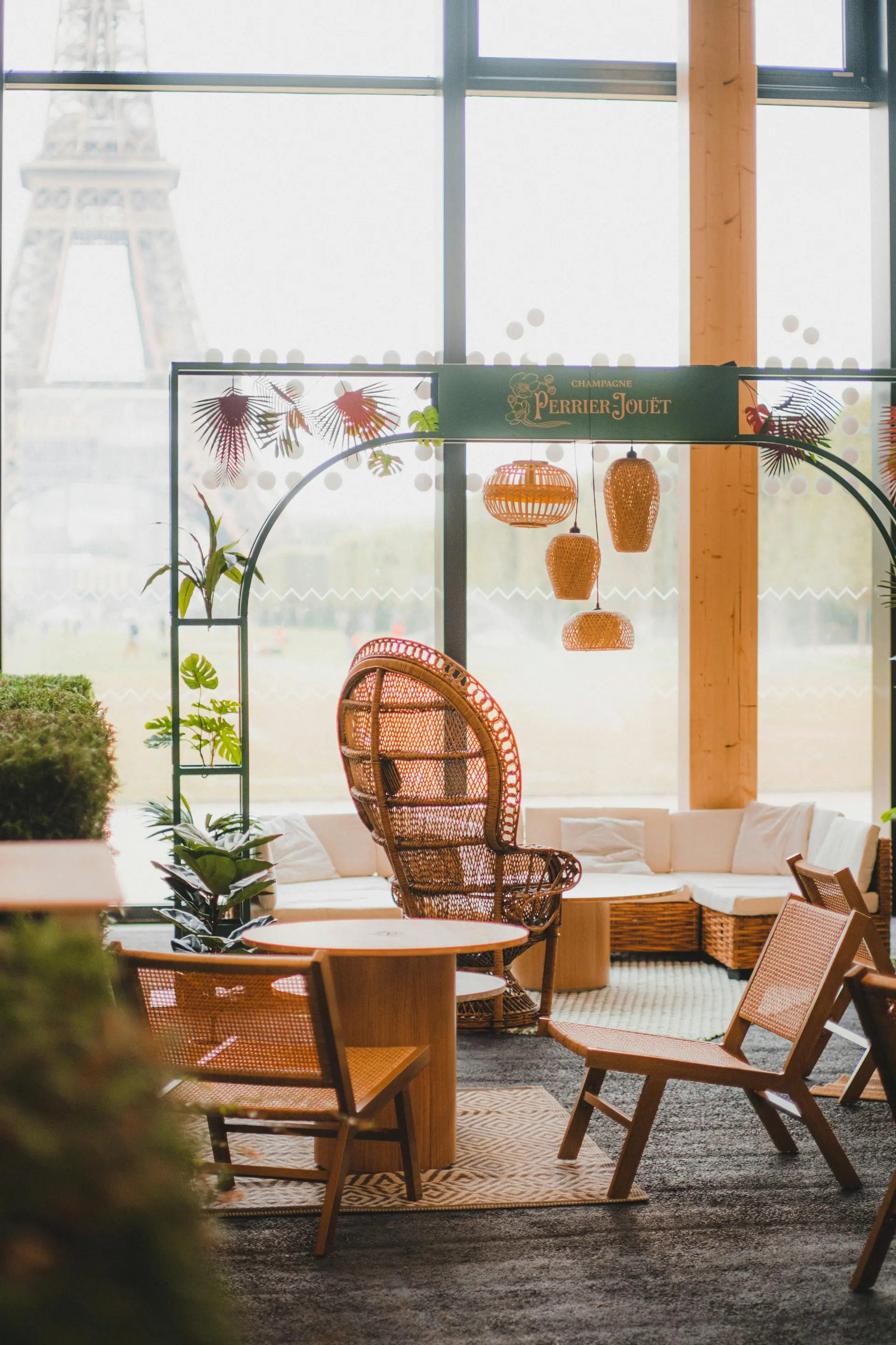 Mobilier événementiel sur-mesure — comptoir d'accueil, lounge & assises brandées SMACK Studio Paris