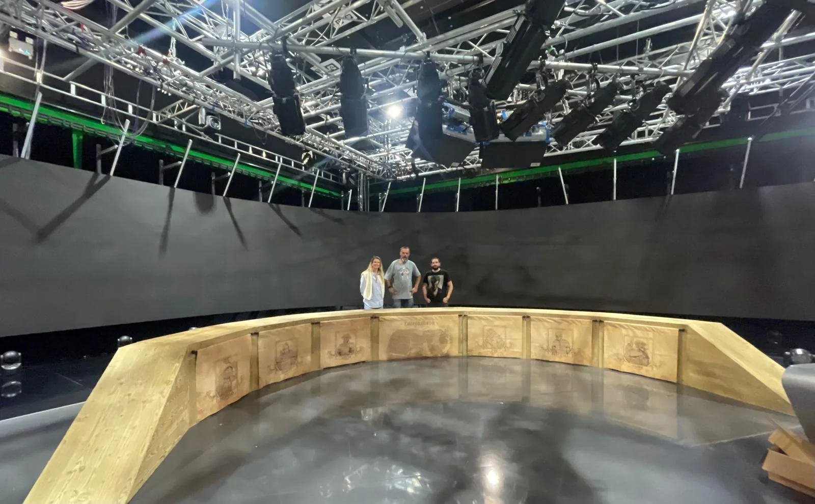 Mobilier événementiel sur mesure fabriqué pour un plateau de tournage par SMACK Studio