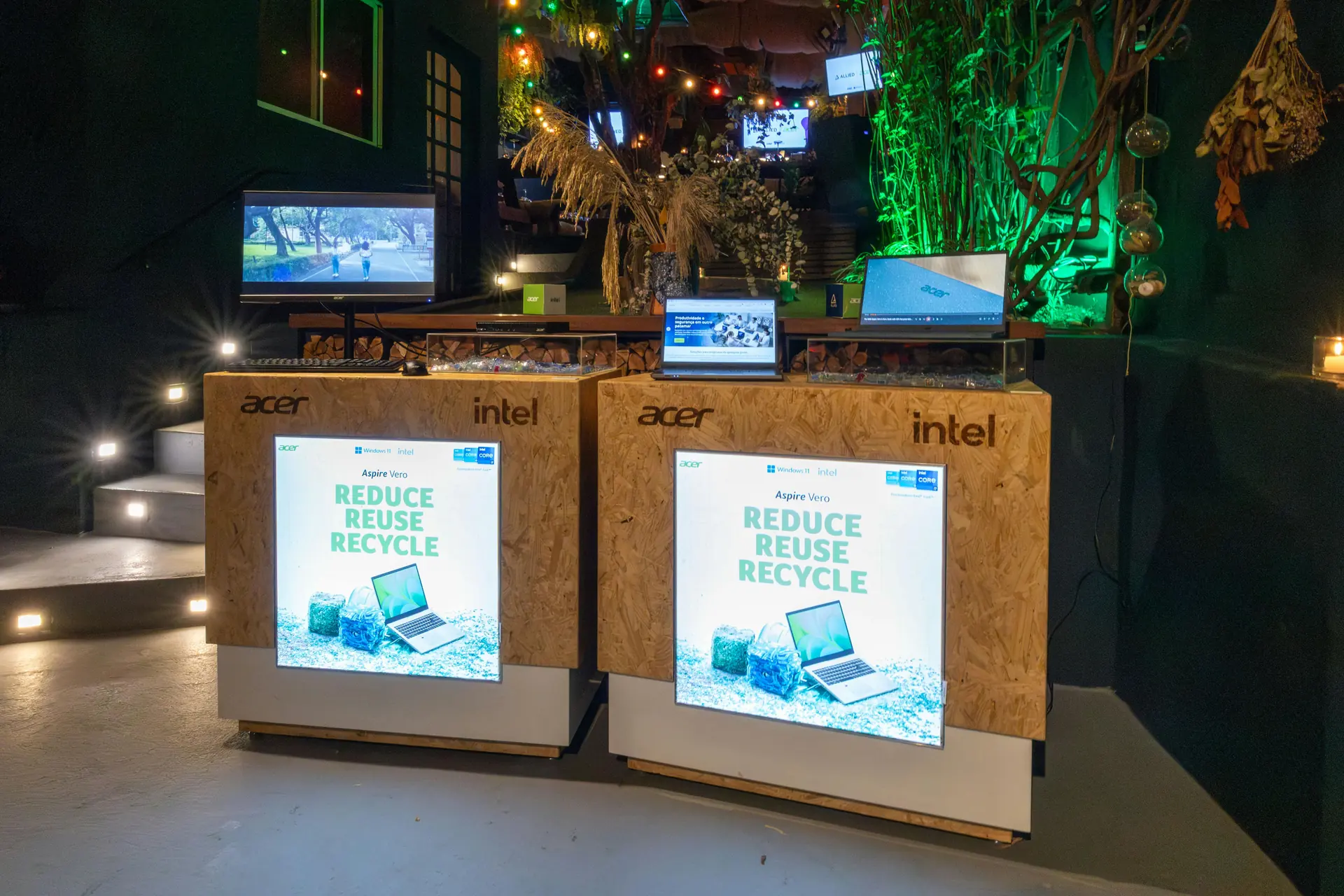 Stand tech Acer salon professionnel — habillage et displays SMACK Studio